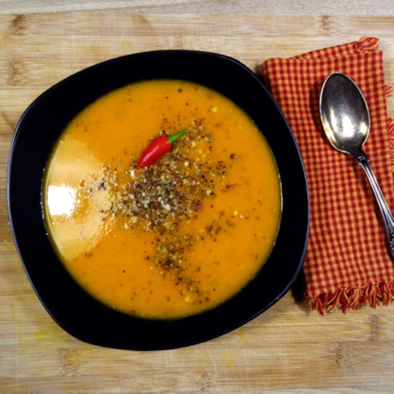 Denne lækre græskarsuppe laves bl.a. med smukke hokaidogræskar, chili og serveres med en sprød krydret dukkah
