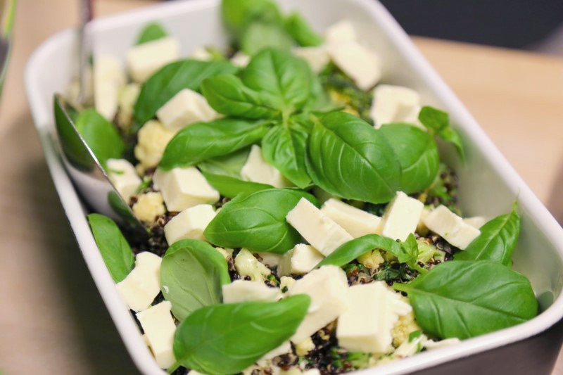 Quinoasalat med kål og mozarella
