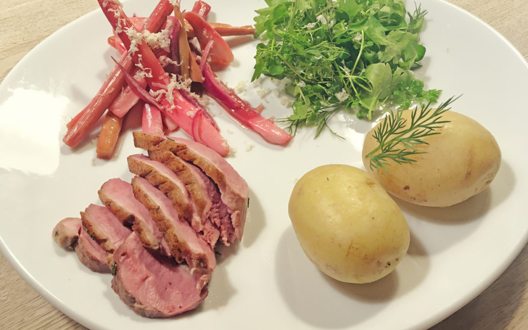 Bagt rabarber med peberrod, stegt fjerkræ og urtesalat med nye kartofler