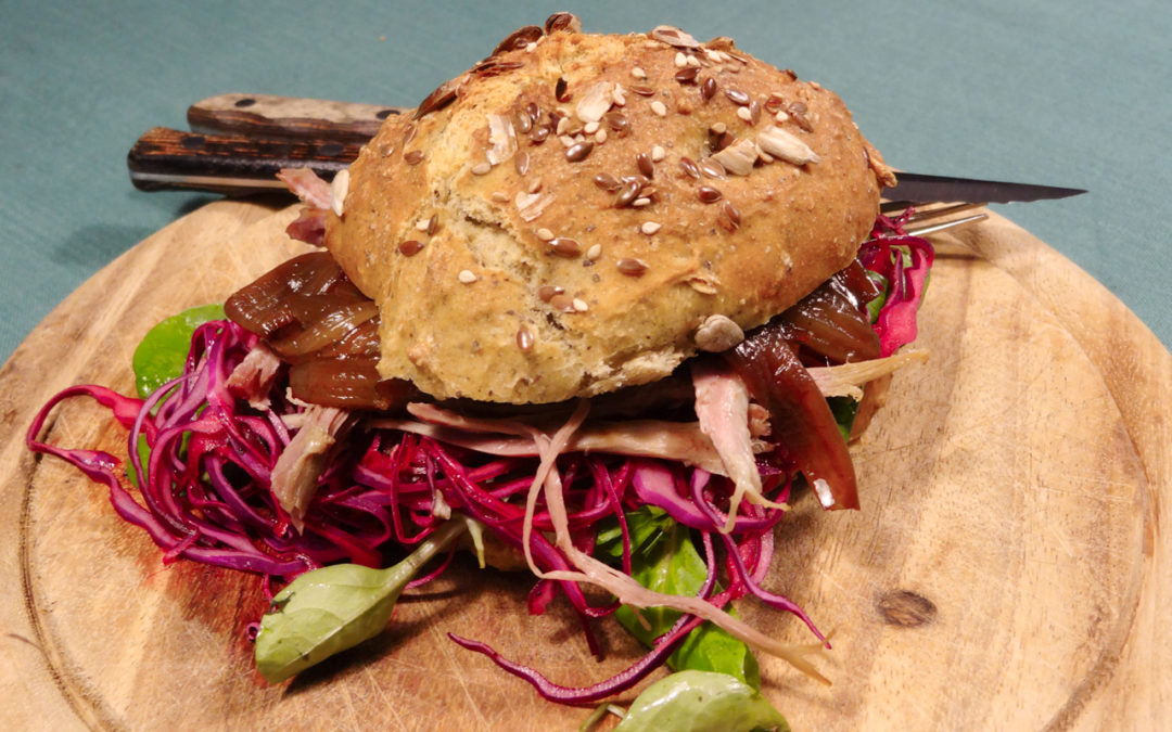 Pulled duck i hampboller med rødløg, tomatchutney og spidskål
