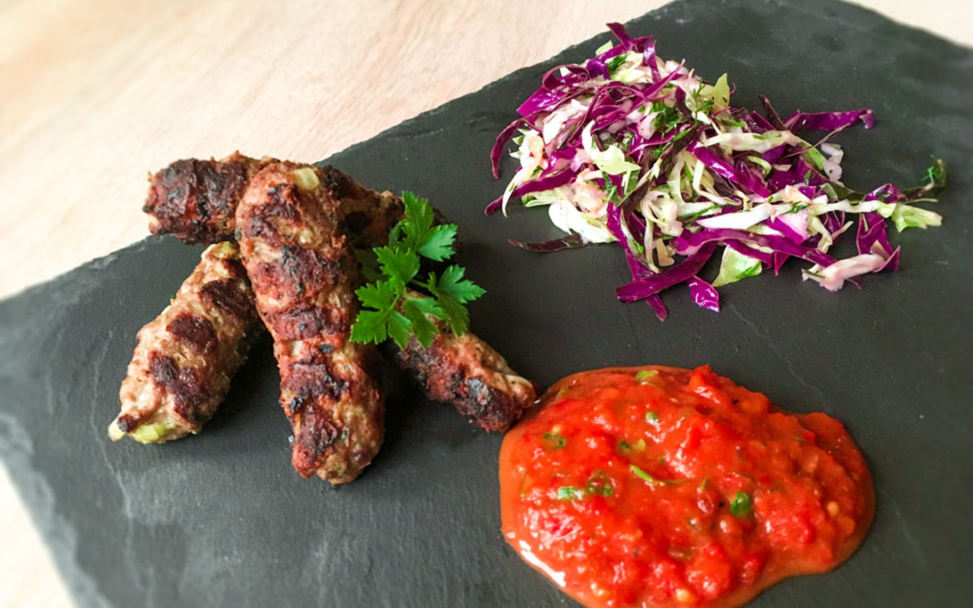 Balkanske cevapcici, ajvar og spidskålssalat