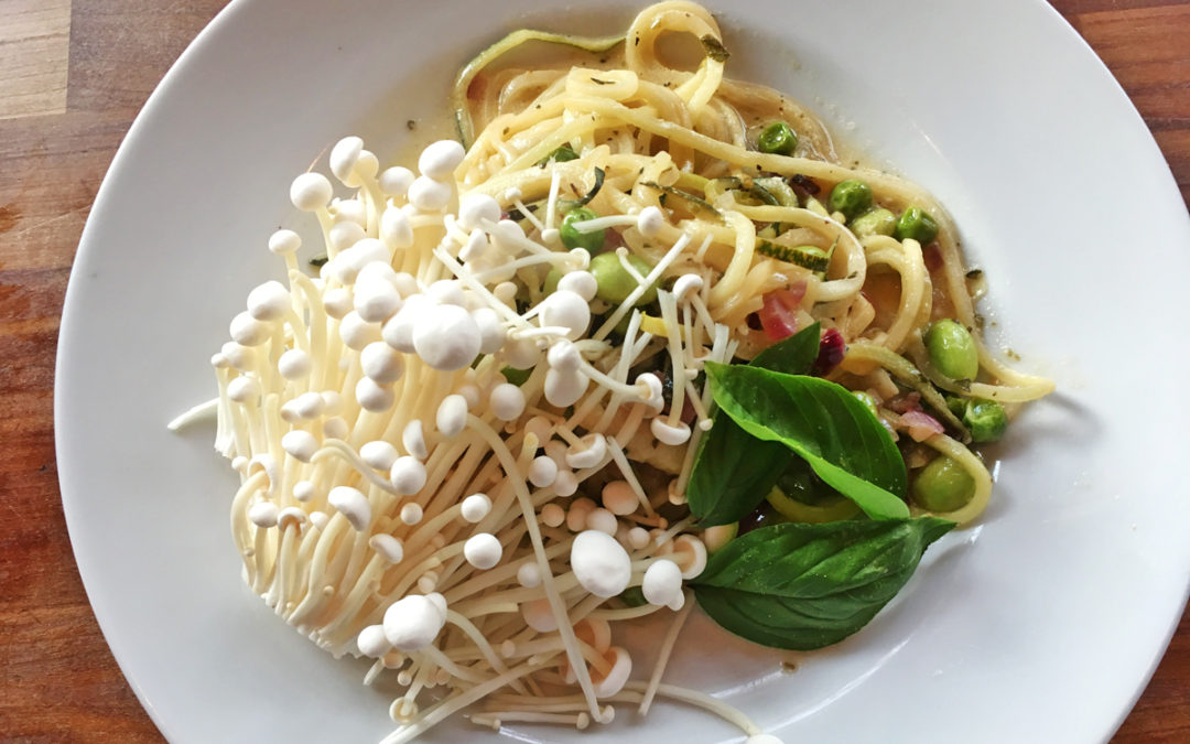 Grøntsagsspaghetti og edamamebønner