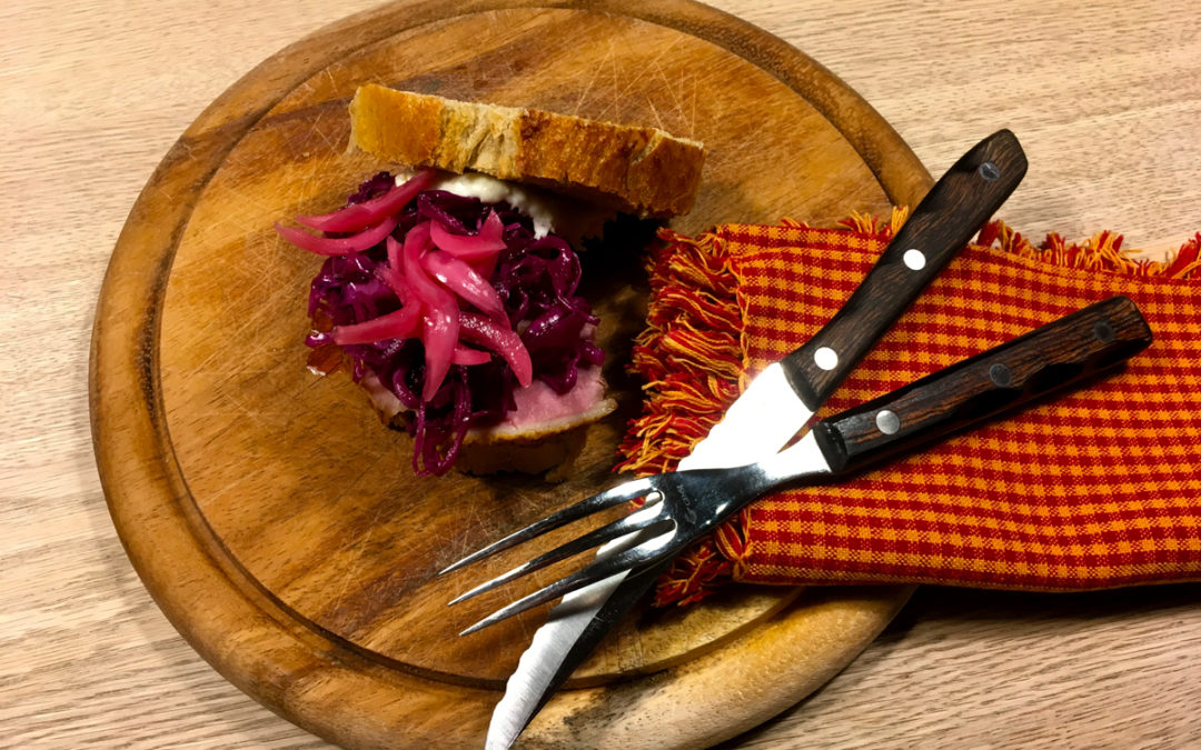 Nordisk pulled duck med råsyltet spidskål og peberrodsmayo