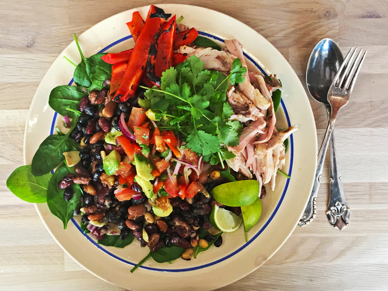 lækker kyllingesalat med tomatsalsa, bønnemix og mexicansk grillet kylling