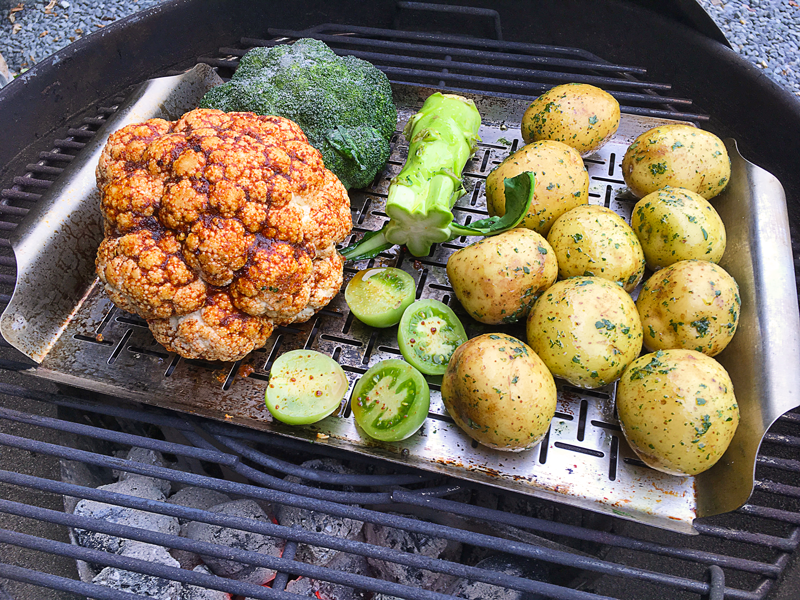 Grillede kartofler, broccoli og blomkål med krydderrub